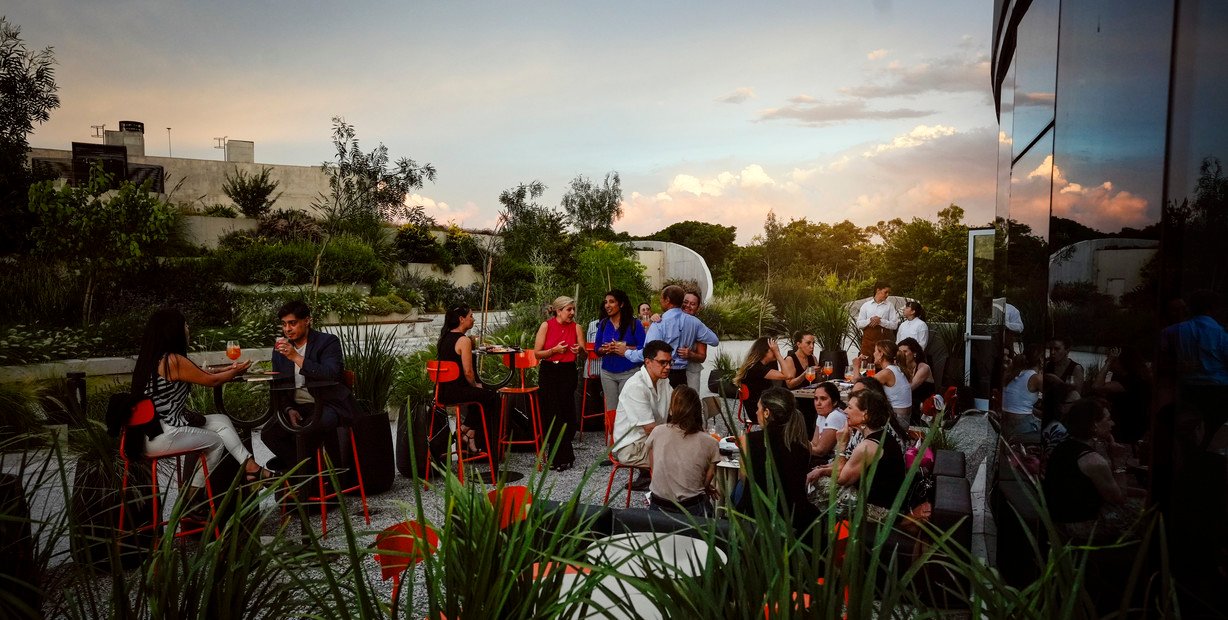 Atardecer en el rooftop de Somma Bar, en Ola Palermo. Foto: Mariana Nedelcu