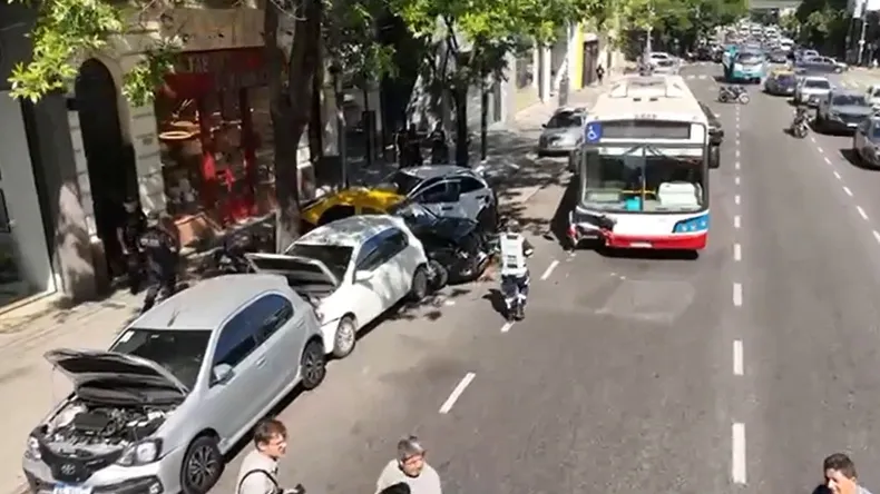 El colectivo y los autos involucrados en el choque múltiple en Palermo.
