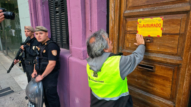 Operativos contra propiedades usurpadas en Palermo: desalojaron la "casa violeta" y un edificio frente al canal América. Eran focos de inseguridad denunciados por vecinos.