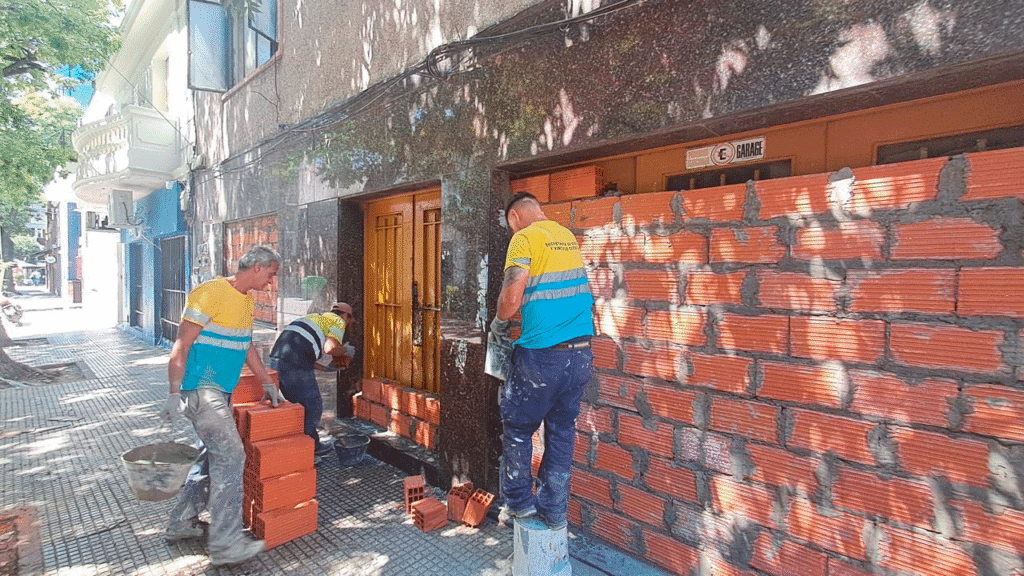 Operativos contra propiedades usurpadas en Palermo: desalojaron la "casa violeta" y un edificio frente al canal América. Eran focos de inseguridad denunciados por vecinos.