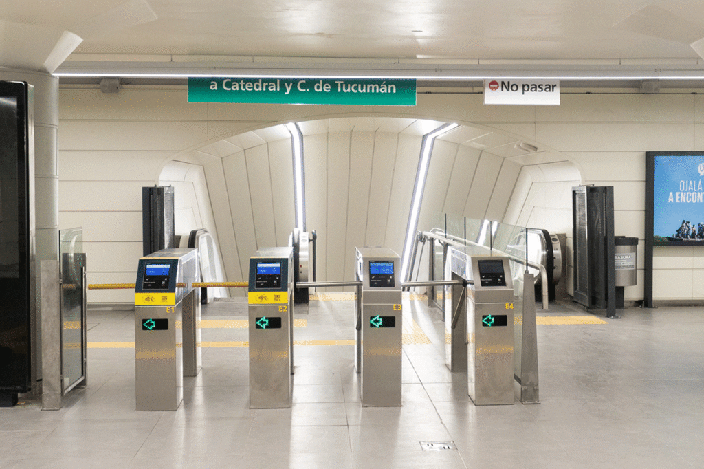 En el marco del Plan de Renovación Integral de Estaciones, la parada neurálgica de Palermo reabrió sus puertas tras una transformación completa. Los trabajos incluyeron desde la impermeabilización de techos hasta la restauración de murales históricos y recambio de pisos.