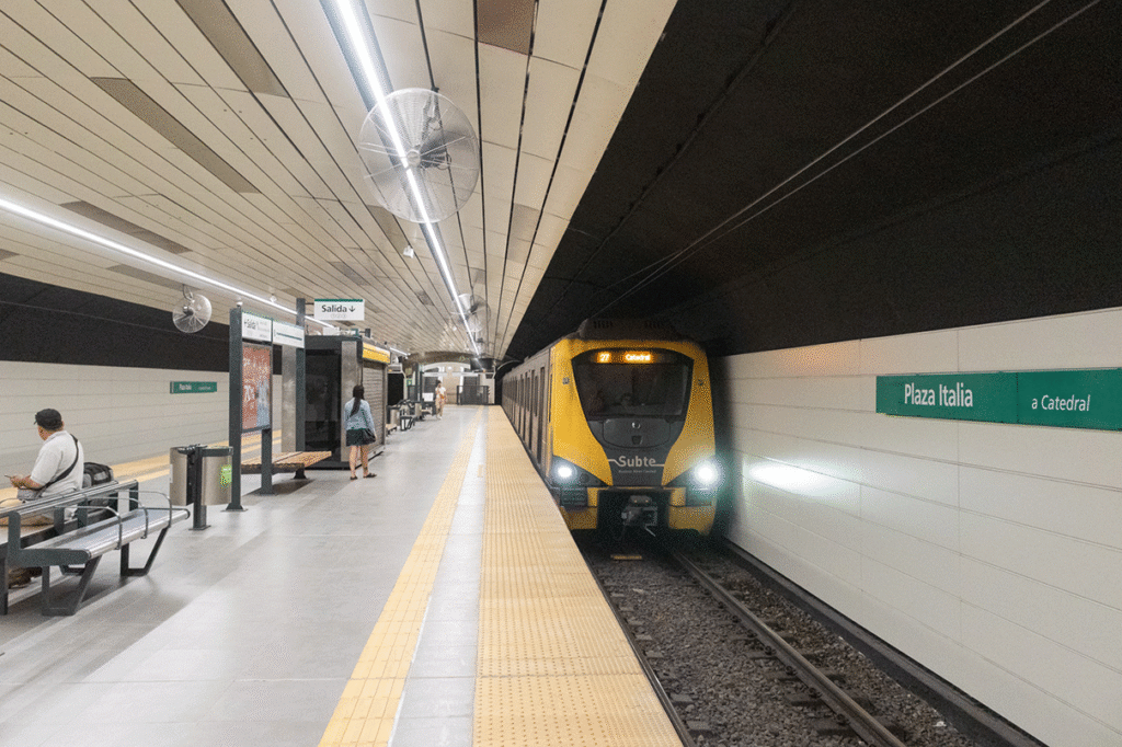 En el marco del Plan de Renovación Integral de Estaciones, la parada neurálgica de Palermo reabrió sus puertas tras una transformación completa. Los trabajos incluyeron desde la impermeabilización de techos hasta la restauración de murales históricos y recambio de pisos.