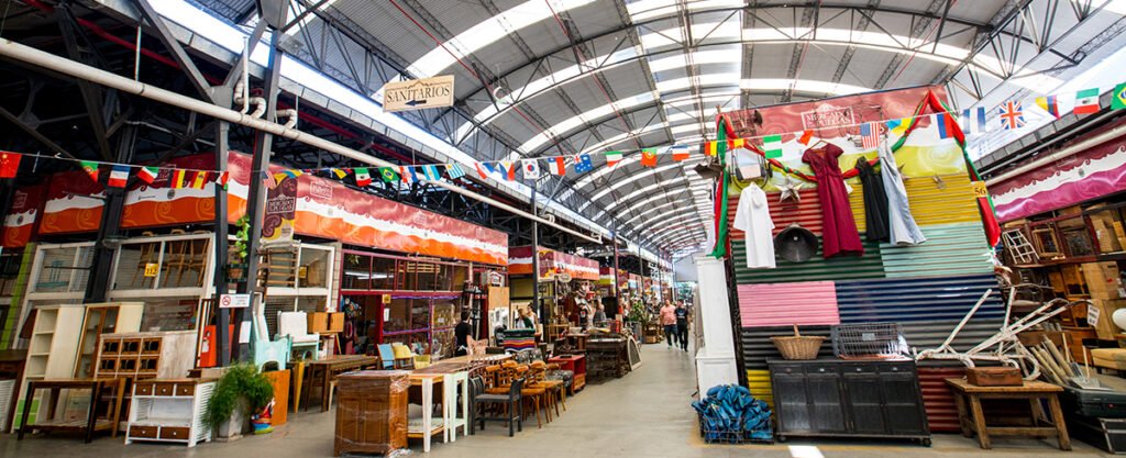 Comenzaron las obras para convertir el antiguo estacionamiento de Enrique Martínez y Concepción Arenal en una plaza de más de 2.000 metros cuadrados. El proyecto busca integrar el histórico galpón de antigüedades con un corredor de vegetación nativa y refugios climáticos.