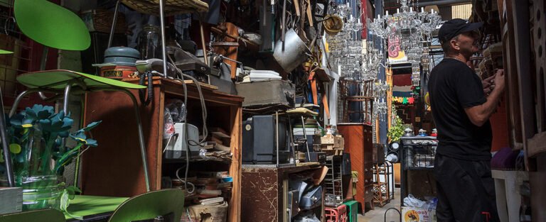 Comenzaron las obras para convertir el antiguo estacionamiento de Enrique Martínez y Concepción Arenal en una plaza de más de 2.000 metros cuadrados. El proyecto busca integrar el histórico galpón de antigüedades con un corredor de vegetación nativa y refugios climáticos.